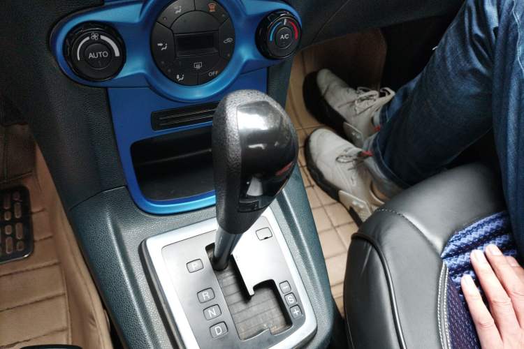 Used Ford Fiesta 2009 Hatchback 1.5L Automatic Sport Model Gear Lever