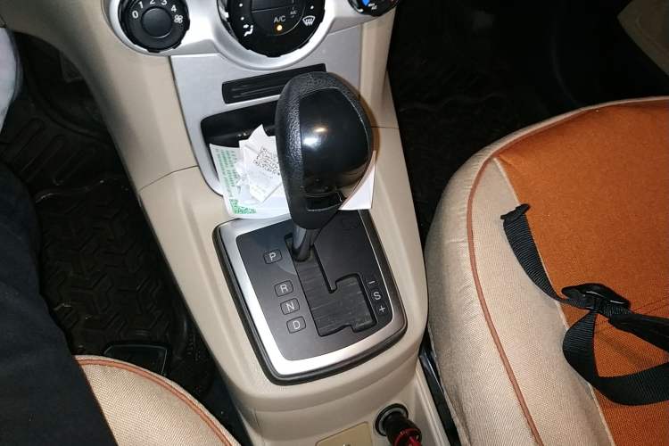 Used Ford Fiesta 2009 Sedan 1.5L Automatic Fashion Edition Gear Lever