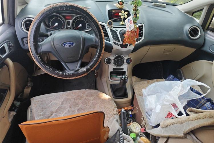 Used Ford Fiesta 2009 Sedan 1.5L Manual Fashion Edition Center Console