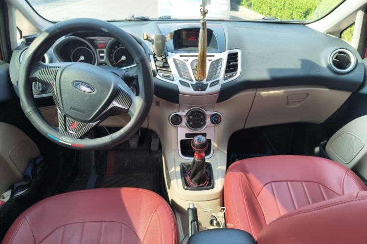 Used Ford Fiesta 2009 Sedan 1.5L Manual Fashion Edition Center Console
