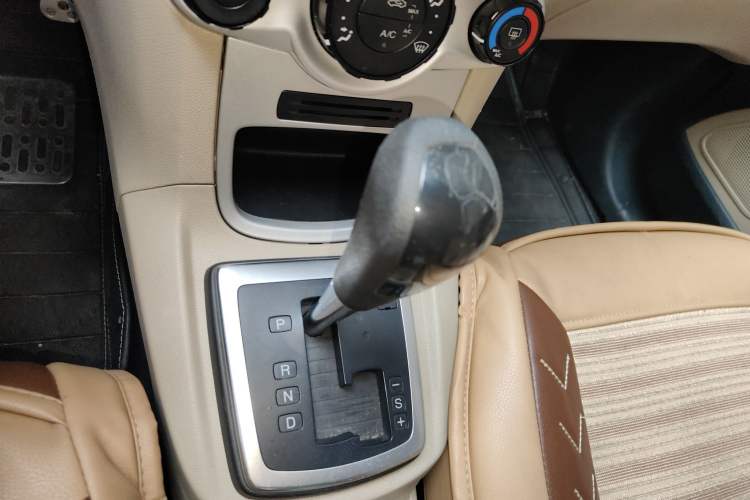 Used Ford Fiesta 2009 Sedan 1.5L Automatic Fashion Edition Gear Lever