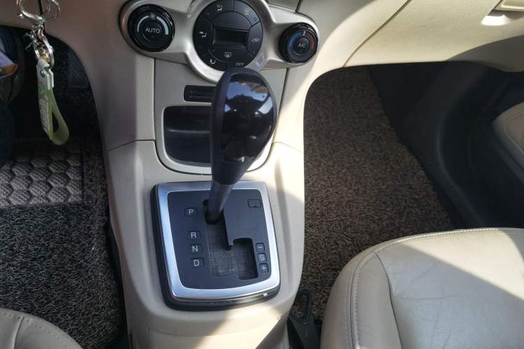 Used Ford Fiesta 2009 Sedan 1.5L Automatic Luxury Model Gear Lever