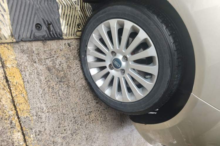Used Ford Fiesta 2009 Sedan 1.5L Automatic Fashion Edition Right Front Wheel Hub