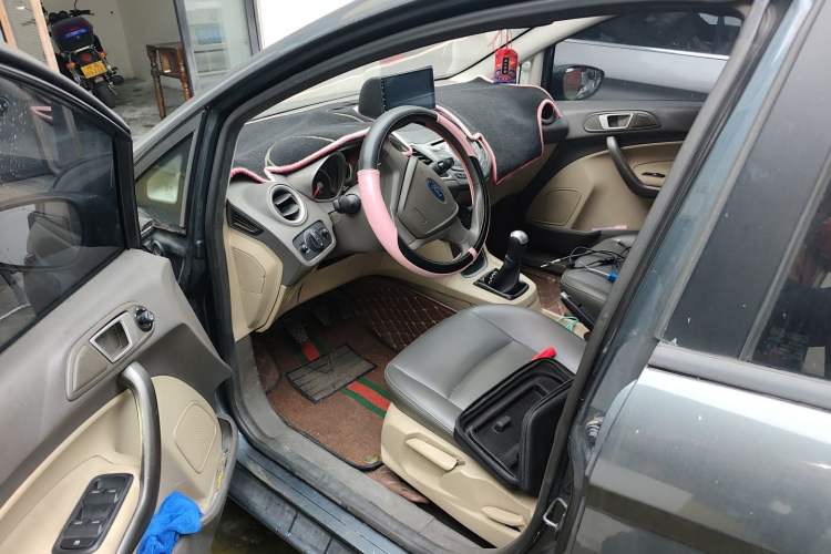 Used Ford Fiesta 2011 Sedan 1.5L Manual Fashion Edition Driver Seat
