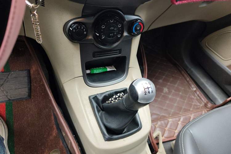 Used Ford Fiesta 2011 Sedan 1.5L Manual Fashion Edition Gear Lever