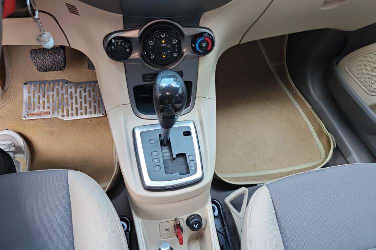 Used Ford Fiesta 2011 Sedan 1.5L Automatic Fashion Edition Gear Lever