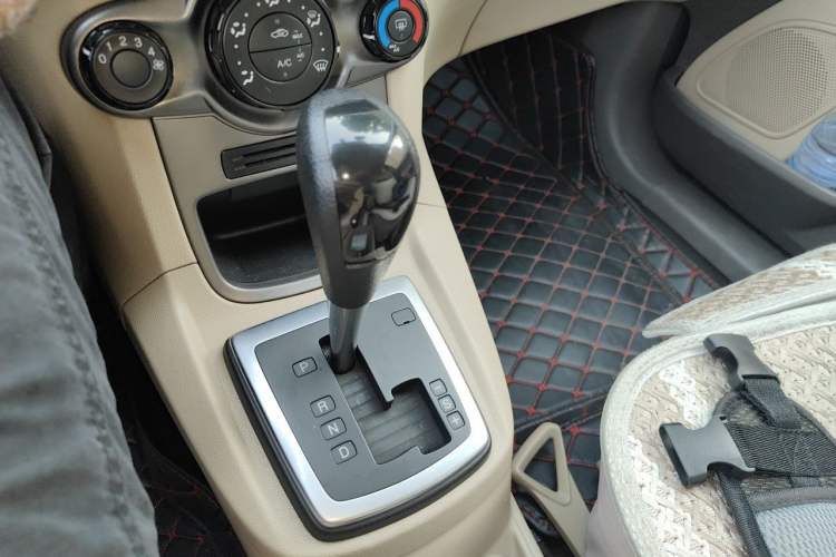 Used Ford Fiesta 2011 Sedan 1.5L Automatic Fashion Edition Gear Lever