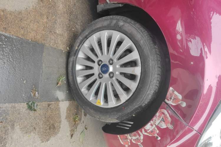 Used Ford Fiesta 2011 Hatchback 1.5L Automatic Fashion Edition Right Front Wheel Hub
