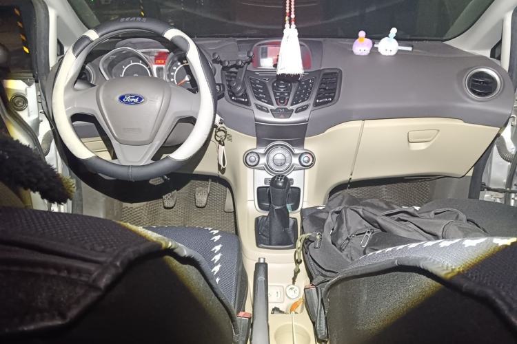 Used Ford Fiesta 2011 Sedan 1.5L Manual Fashion Edition Center Console