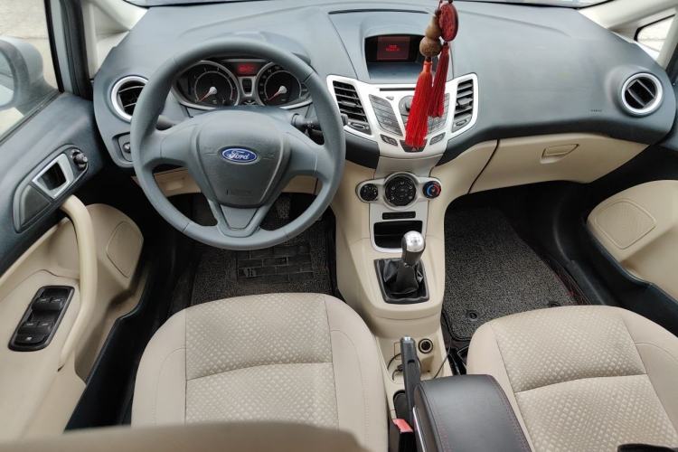 Used Ford Fiesta 2011 Sedan 1.5L Manual Fashion Edition Center Console