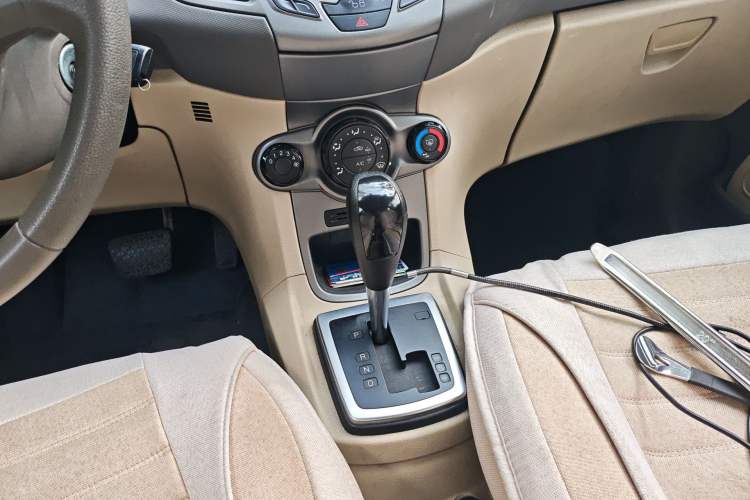 Used Ford Fiesta 2011 Sedan 1.5L Automatic Fashion Edition Gear Lever