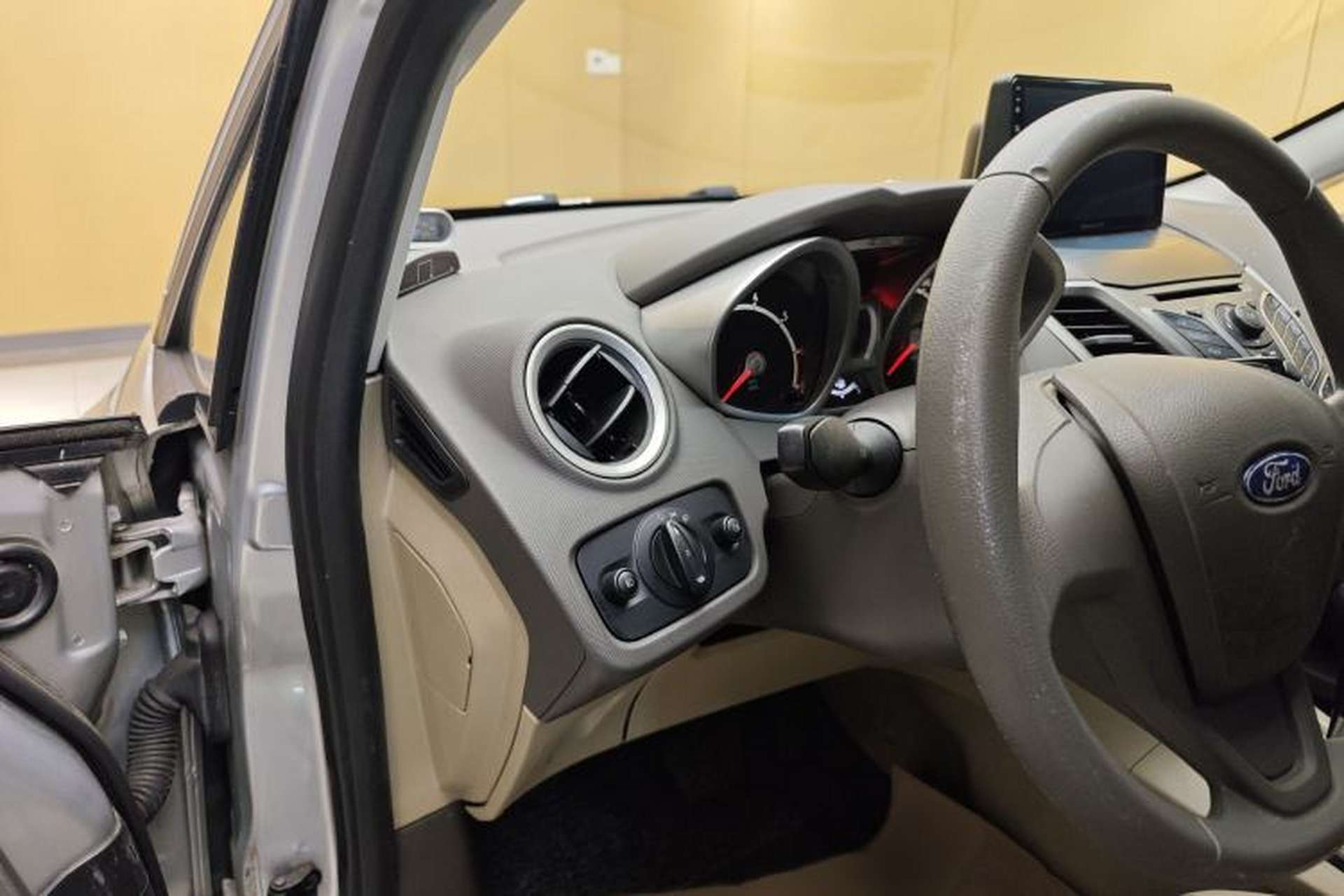 Used Ford Fiesta 2011 Sedan 1.5L Automatic Fashion Edition Interior 9