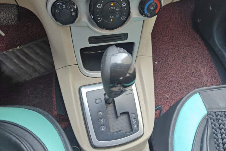 Used Ford Fiesta 2011 Sedan 1.5L Automatic Fashion Edition Gear Lever