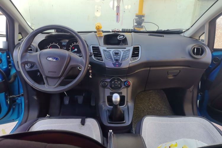 Used Ford Fiesta 2013 Sedan 1.5L Manual Fashion Edition Center Console