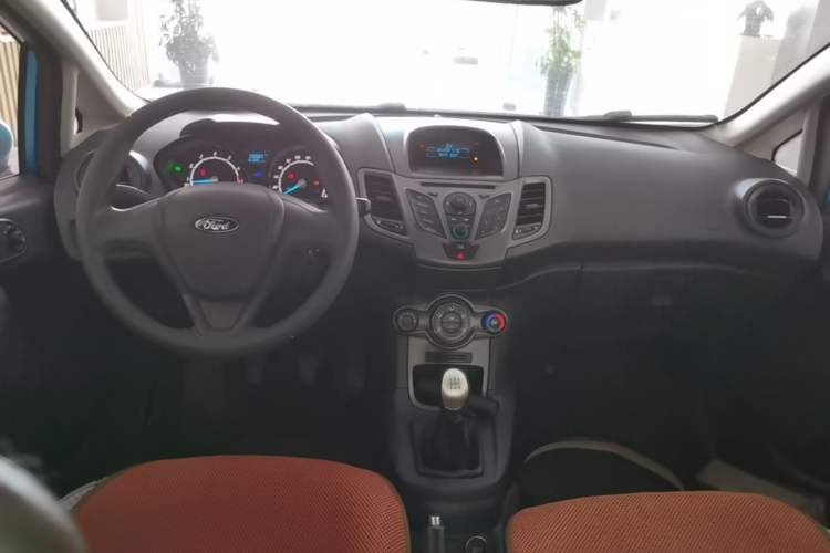 Used Ford Fiesta 2013 Sedan 1.5L Manual Fashion Edition Center Console