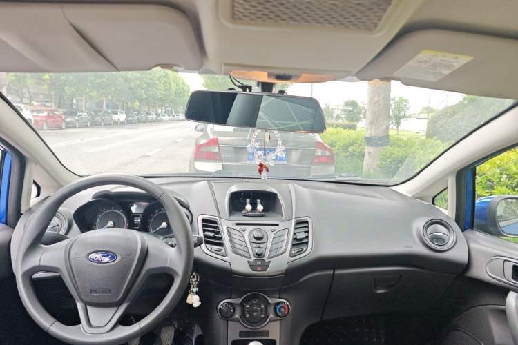 Used Ford Fiesta 2013 Sedan 1.5L Manual Fashion Edition Center Console