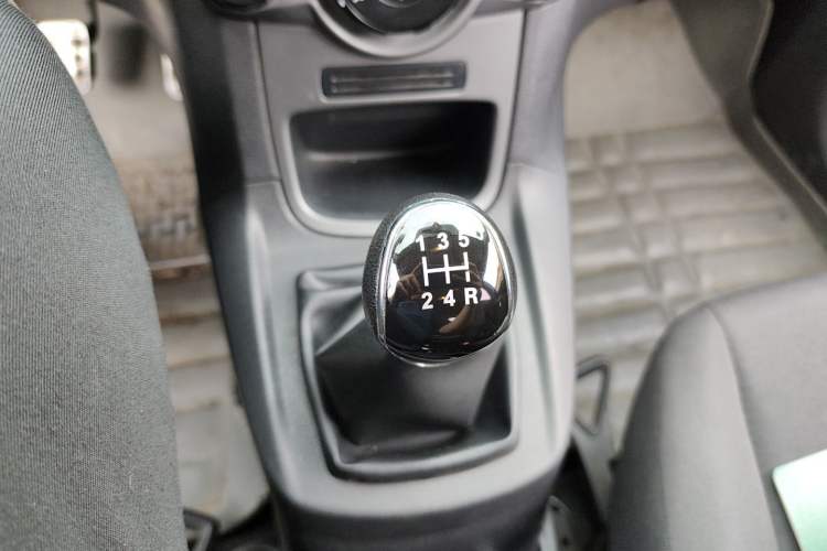 Used Ford Fiesta 2013 Hatchback 1.5L Manual Fashion Edition Gear Lever