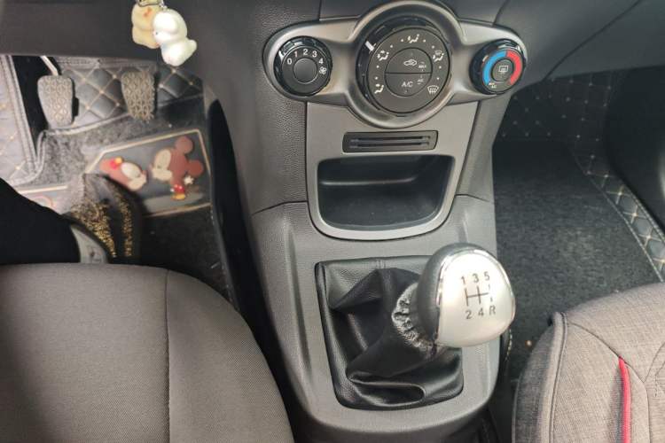 Used Ford Fiesta 2013 Sedan 1.5L Manual Fashion Edition Gear Lever