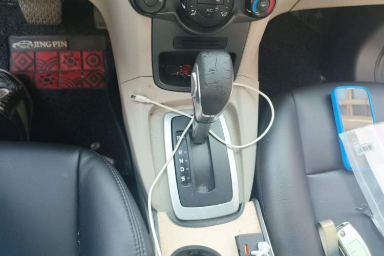 Used Ford Fiesta 2013 Sedan 1.5L Automatic Fashion Edition Gear Lever