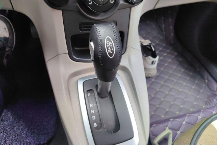 Used Ford Fiesta 2013 Sedan 1.5L Automatic Fashion Edition Gear Lever