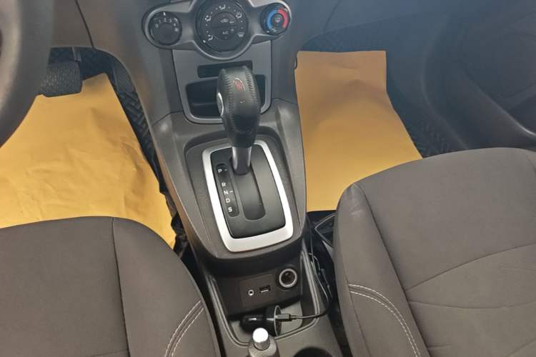 Used Ford Fiesta 2013 Hatchback 1.5L Automatic Fashion Edition Gear Lever