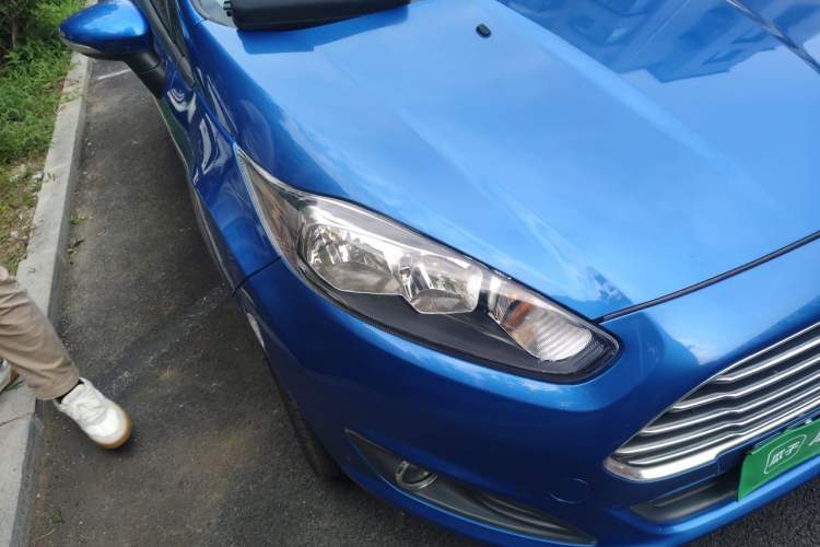 Used Ford Fiesta 2013 Hatchback 1.5L Automatic Fashion Edition Right Front Headlight