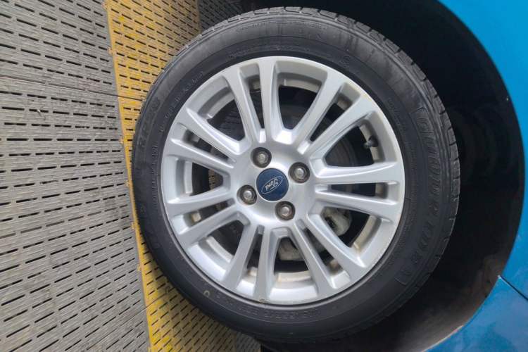 Used Ford Fiesta 2013 Hatchback 1.5L Automatic Fashion Edition Right Front Wheel Hub