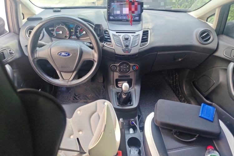 Used Ford Fiesta 2013 Sedan 1.5L Manual Fashion Edition Center Console