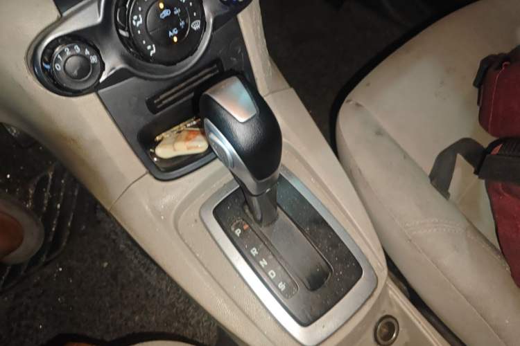Used Ford Fiesta 2013 Sedan 1.5L Automatic Fashion Edition Gear Lever
