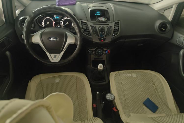 Used Ford Fiesta 2013 Sedan 1.5L Manual Fashion Edition Center Console