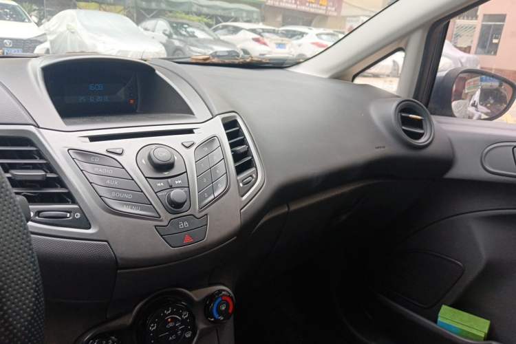Used Ford Fiesta 2013 Sedan 1.5L Manual Fashion Edition Audio And AC Panel