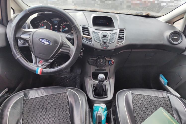 Used Ford Fiesta 2013 Sedan 1.5L Manual Fashion Edition Center Console