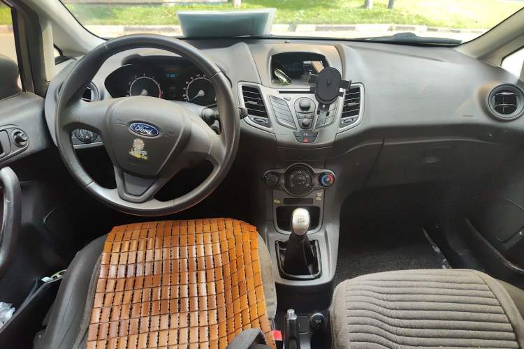 Used Ford Fiesta 2013 Sedan 1.5L Manual Fashion Edition Center Console