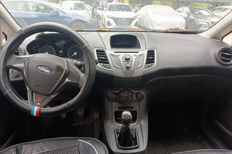 Used Ford Fiesta 2013 Sedan 1.5L Manual Fashion Edition Center Console