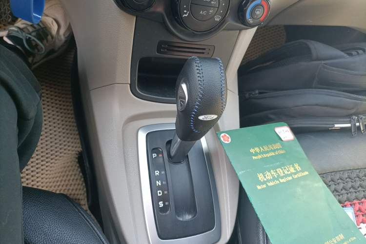 Used Ford Fiesta 2013 Sedan 1.5L Automatic Fashion Edition Gear Lever
