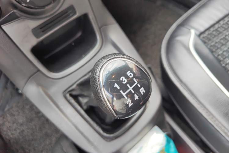 Used Ford Fiesta 2013 Sedan 1.5L Manual Fashion Edition Gear Lever