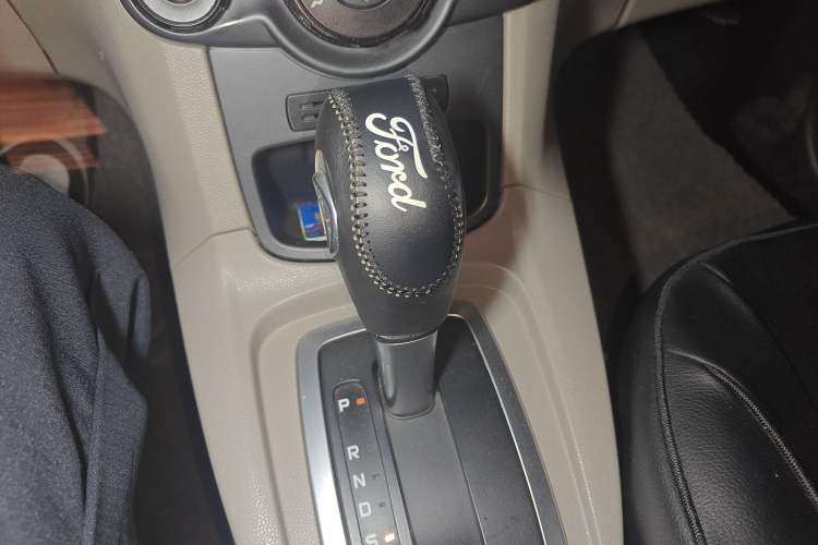 Used Ford Fiesta 2013 Sedan 1.5L Automatic Fashion Edition Gear Lever