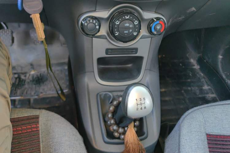Used Ford Fiesta 2013 Hatchback 1.5L Manual Fashion Edition Gear Lever