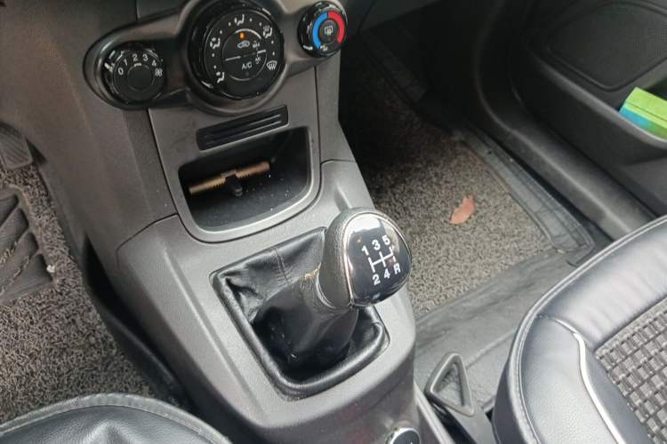 Used Ford Fiesta 2013 Sedan 1.5L Manual Fashion Edition Gear Lever