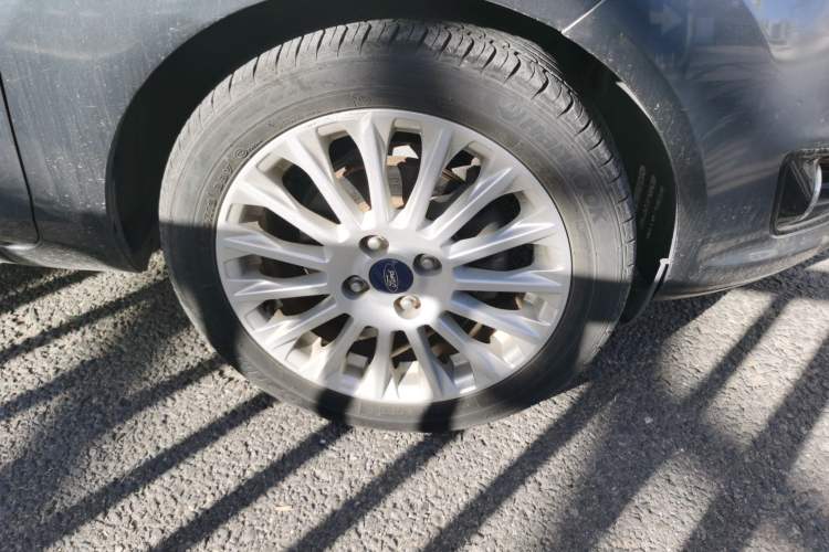 Used Ford Fiesta 2013 Sedan 1.5L Automatic Flagship Model Right Front Wheel Hub