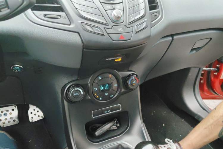 Used Ford Fiesta 2013 1.6T ST Audio And AC Panel