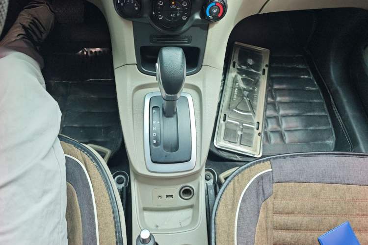 Used Ford Fiesta 2013 Sedan 1.5L Automatic Fashion Edition Gear Lever