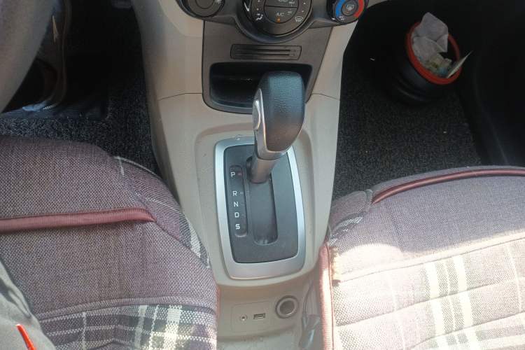 Used Ford Fiesta 2013 Sedan 1.5L Automatic Fashion Edition Gear Lever
