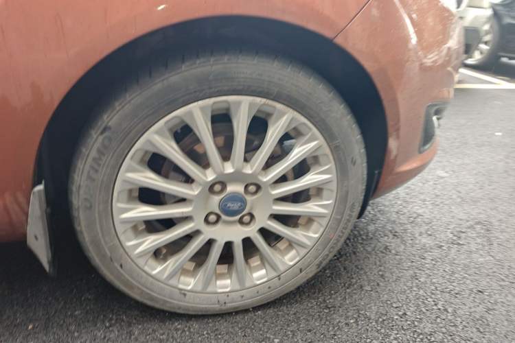 Used Ford Fiesta 2013 Hatchback 1.5L Automatic Sport Model Right Front Wheel Hub