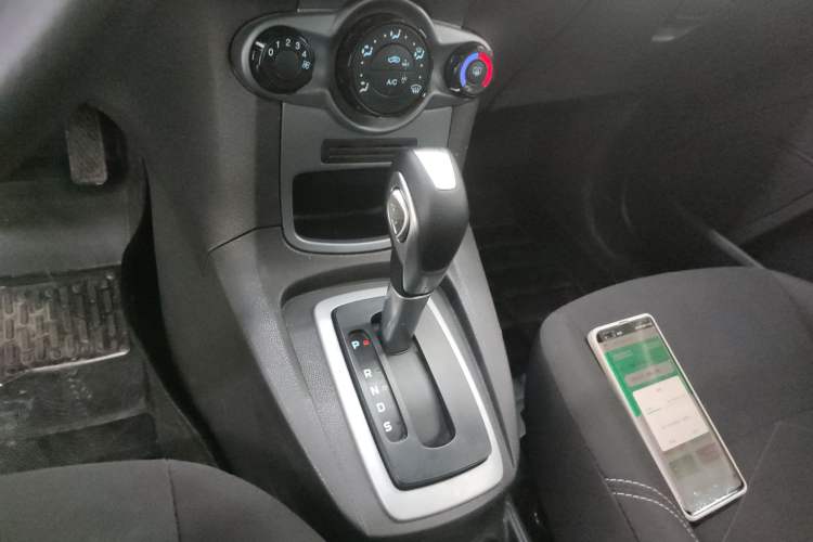 Used Ford Fiesta 2013 Hatchback 1.5L Automatic Fashion Edition Gear Lever
