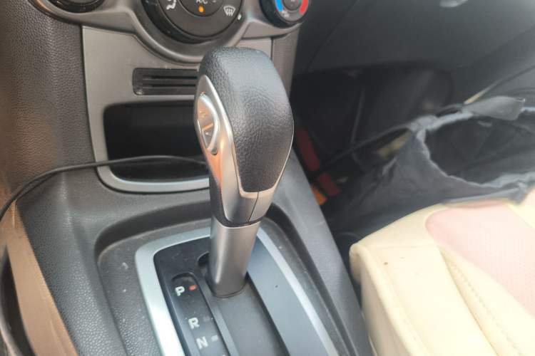 Used Ford Fiesta 2013 Hatchback 1.5L Automatic Fashion Edition Gear Lever