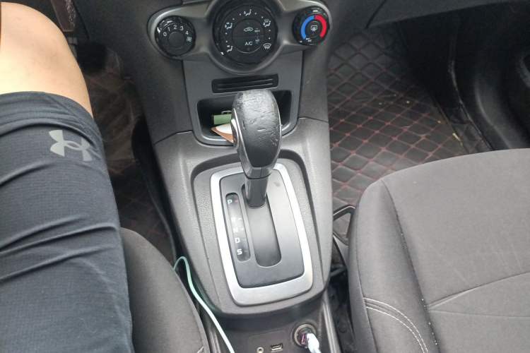 Used Ford Fiesta 2013 Hatchback 1.5L Automatic Fashion Edition Gear Lever
