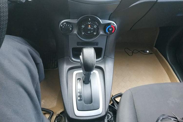 Used Ford Fiesta 2013 Hatchback 1.5L Automatic Fashion Edition Gear Lever