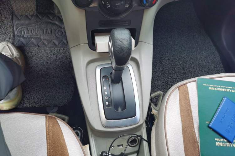 Used Ford Fiesta 2013 Sedan 1.5L Automatic Fashion Edition Gear Lever