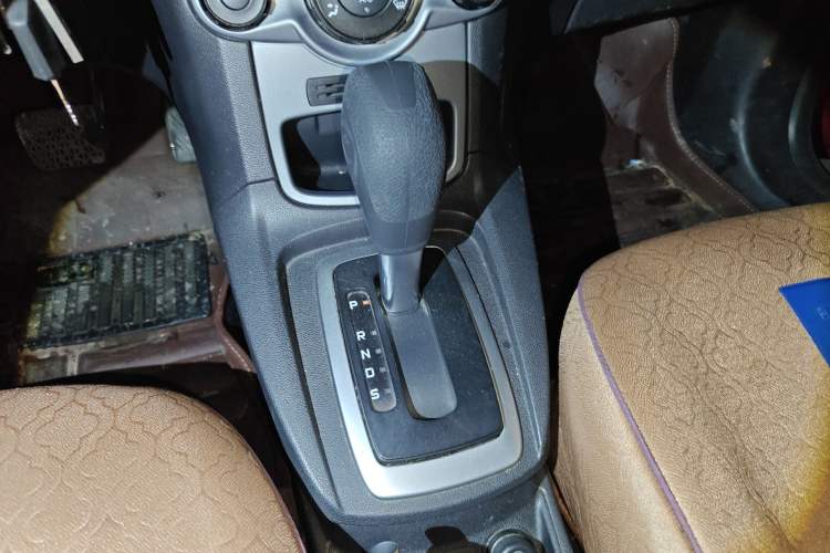 Used Ford Fiesta 2013 Hatchback 1.5L Automatic Fashion Edition Gear Lever
